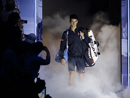 NA SCNU! Obhjce titulu Novak Djokovi vstupuje na kurt k zpasu Turnaje