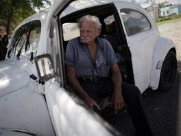 Tiaosmdesátiletý Mexian Oscar Almaguer z msta Monterrey ije ve svém voze VW...