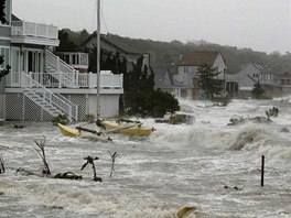 Hurikán Sandy zaplavuje domy a probíhající opravy stejných dom v Hampton Bays.