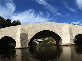 Původně kamenný most v Ronově nad Sázavou získal novou bílou fasádu. Stejně by...