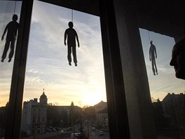 V některých českých městech visely figuríny oběšenců, symboly obětí komunismu....