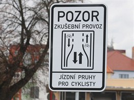 Na nov dopravn prvek upozoruje idie i cyklisty v Uherskm Hraditi...