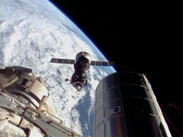 VESMÍRNÁ STANICE NA DOSAH. Kosmická lo Sojuz TMA-11M se blíí k vesmírné