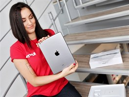 Díky užším okrajům je celý tablet iPad Air menší a zabírá o 24 procent menší