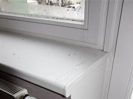 DRUH PBH: Okna vlhnou i pi normov teplot a vlhkosti. Stkajc kondenzt...