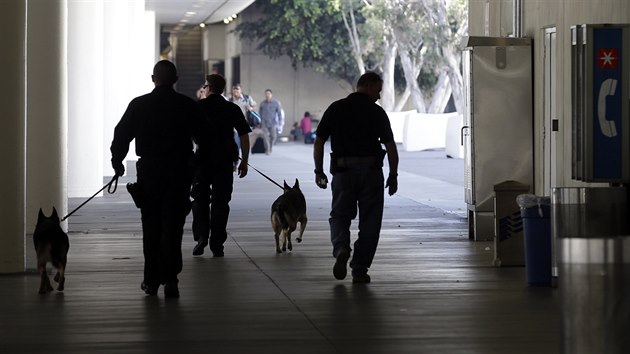 Na mezinrodnm letiti v Los Angeles vypukla stelba, pi kter zemel len ostrahy. (1. listopadu 2013)