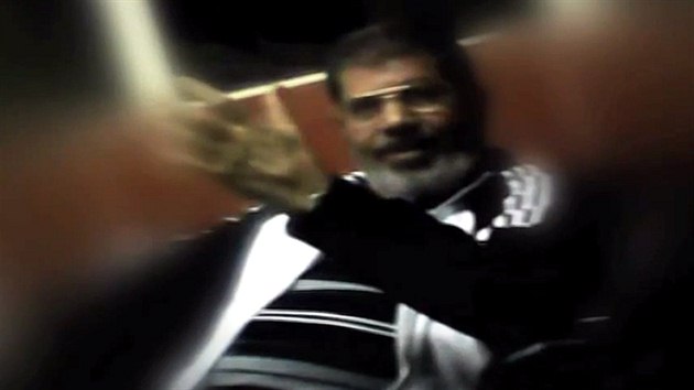 Egyptsk denk El Watan zveejnil snmek svrenho prezidenta Mursho pozen bhem jeho vznn na neznmm mst. Je to prvn zveejnn fotografie Mursho od jeho ervencovho pdu (4. listopadu 2013)