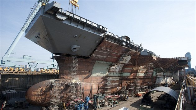 Konstrukce letadlov lodi USS Gerald R. Ford v newportskch lodnicch
