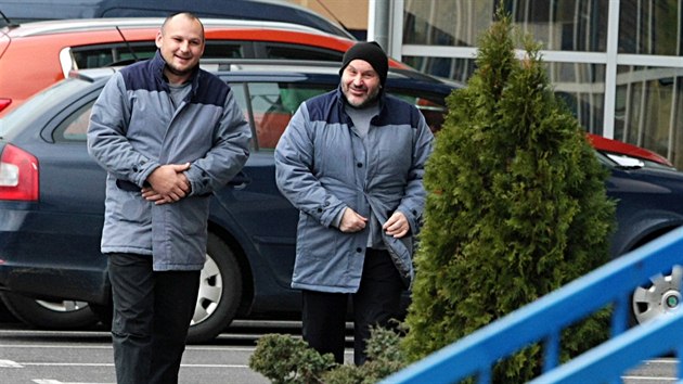 Druhý den ji oba vzni na teplický stadion dorazili obleení podle pedpis a...