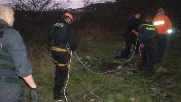 Na zchran sebevraha se podleli strnci, policist, hasii i zchranka.