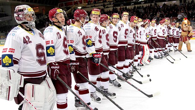 REKORDNÍ VÝHRA. Hokejisté Sparty oslavují s fanouky rekordní vítzství nad