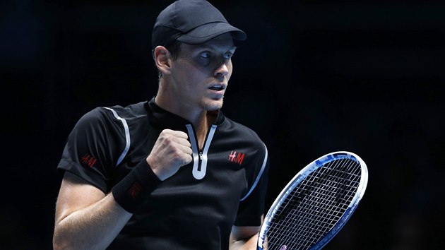 esk tenista Tom Berdych zatn pst po zisku prvnho setu v utkn na Turnaji mistr proti Ferrerovi.