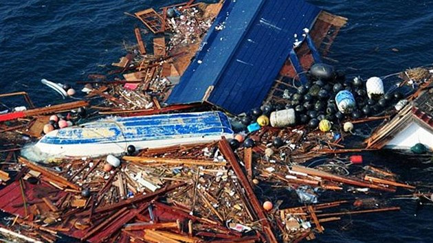 Mezi tunami plujících odpadk jsou i domy a lod, které z beh Japonska...