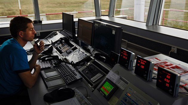Řídící věž letiště ve Vodochodech, které by se v roce 2016 mohlo po modernizaci stát mezinárodním