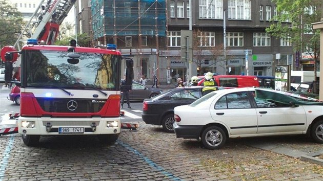 Pád omítky z domu na křižovatce ulic Vinohradská a Anny Letenské poškodil dvě zaparkovaná auta (7.11.2013)