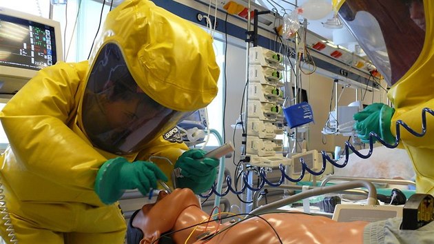 Studenti při plnění úkolů v tajné nemocnici v Těchoníně. Práce u lůžka vysoce infekčního pacienta. (31. října 2014) 