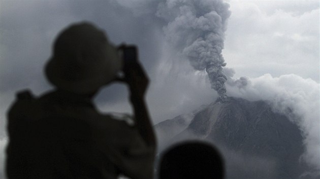 Indonsk sopka Mount Sinabung chrlila o vkendu rozhaven popel a kamen (3. listopadu 2013).