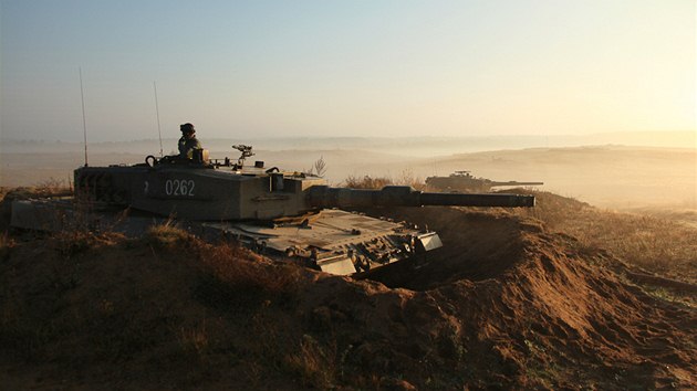 Tanky Leopard II polsk armdy bhem cvien Sil rychl reakce NATO v polskm vcvikovm prostoru Drawsko Pomorskie