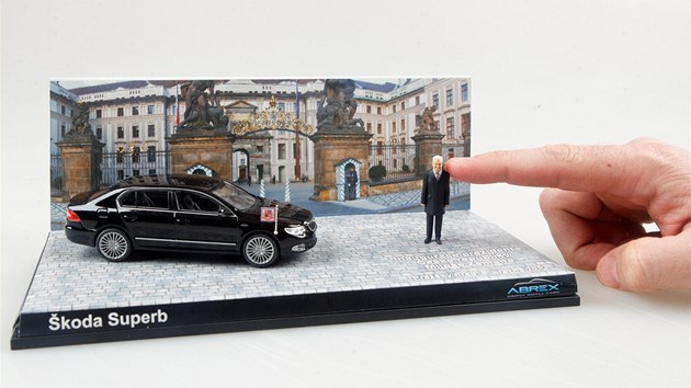 Model prezidentského vozu Škody Superb nabízí na svém internetovém obchodu firma Abrex. Kromě malého autíčka při koupi získáte v ceně i kulisu s fotografií Pražského hradu a hlavně malou figurku Miloše Zemana. 