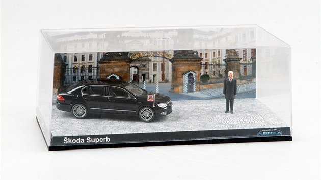 Model prezidentského vozu Škody Superb nabízí na svém internetovém obchodu firma Abrex. Kromě malého autíčka při koupi získáte v ceně i kulisu s fotografií Pražského hradu a hlavně malou figurku Miloše Zemana. 