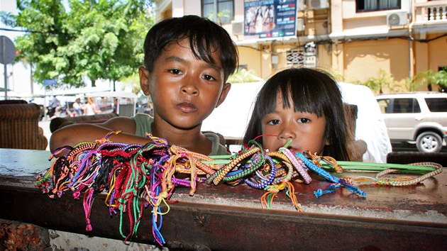 Prodejem, ale i sbíráním odpadků se živí až 20 tisíc dětí v Phnompenhu.