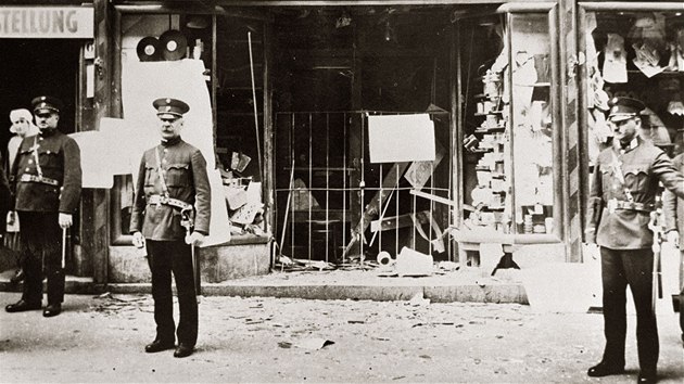 Výloha obchodu, patřící židovské rodině, zničená během Křišťálové noci z 9. na 10. listopadu 1938.