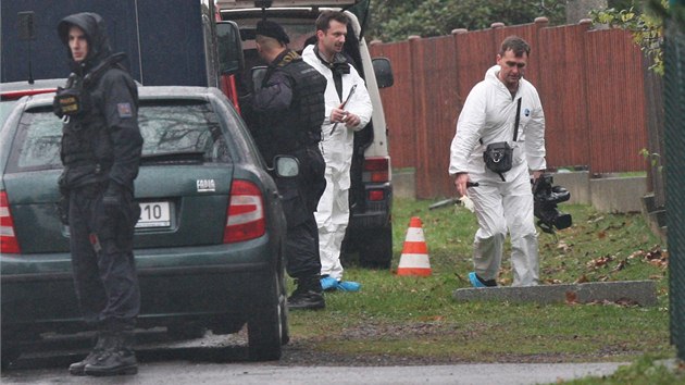 Policisté pracují na místě dvojnásobné vraždy v Raškovicích na Frýdecko-Místecku. (5.listopadu 2013)