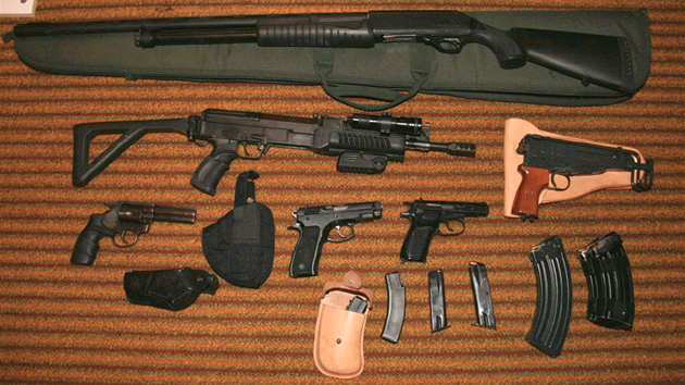 Kromě tří pistolí, které měl vrah v době činu, našla policie v jeho domě v Petřvaldu na Novojičínsku další arzenál. (6. listopadu 2013)