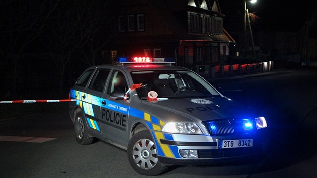 V Rakovicch na Frdecko-Mstecku se v pondl odpoledne stlelo. tonk dva lidi zabil, dalho tce zranil. Policie uzavela silnice vedouc do obce.