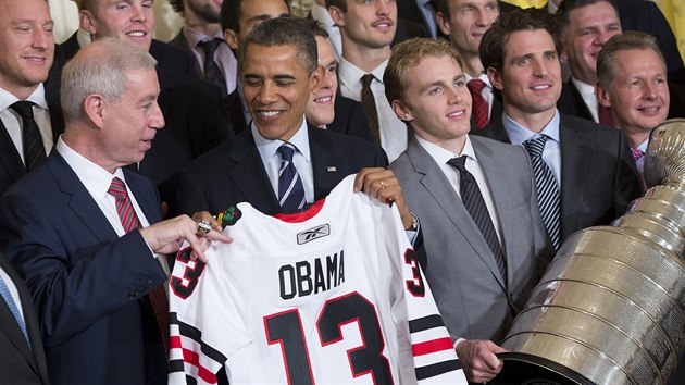 f klubu Chicago Blackhawks John McDonough pedv prezidentovi USA Barracku Obamovi dres s slem 13 na pamtku vtzstv ve Stanley Cupu 2013.