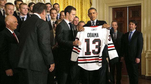 Prezident Barrack Obama si prohl dres, kter mu vnovali hokejist Chicaga.