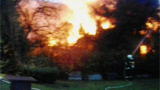 V Mikulovicch na Jesenicku vzplanul kvli explozi propanbutanovch lahv rodinn domek, por likvidovalo est hasiskch jednotek (7. listopadu 2013)