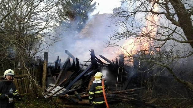V Mikulovicch na Jesenicku vzplanul kvli explozi propanbutanovch lahv rodinn domek, por likvidovalo est hasiskch jednotek (7. listopadu 2013)