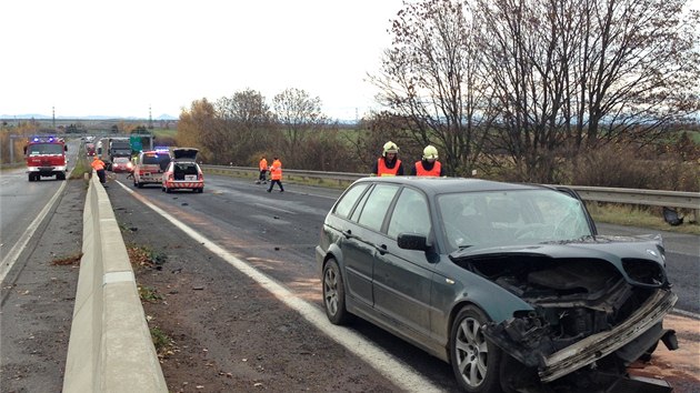 U obce Stehelčeves na Kladensku se čelně srazila dvě auta (9. listopadu 2013)