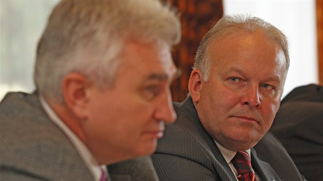 Na krajském sjezdu ČSSD ve Větrném Jeníkově zvolili novým krajským předsedou strany Petra Krčála (vpravo).