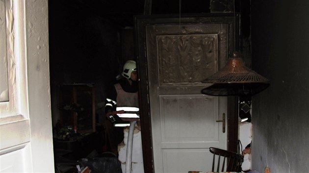 Požár v libereckém bytovém domě zřejmě způsobil výbuch plynové lahve.