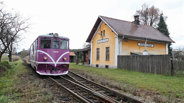 Nádraží se nachází na úzkorozchodné trati z Jindřichova Hradce do Obrataně.