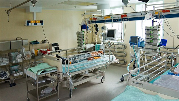 Na operačním sále mají k dispozici špičkové vybavení. (31. října 2014)