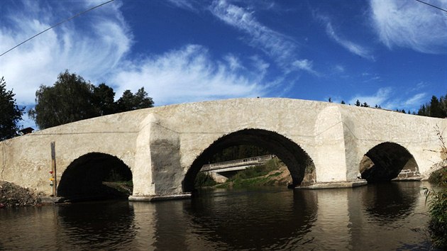 Původně kamenný most v Ronově nad Sázavou získal novou bílou fasádu. Stejně by měla vypadat i věž v Přibyslavi.