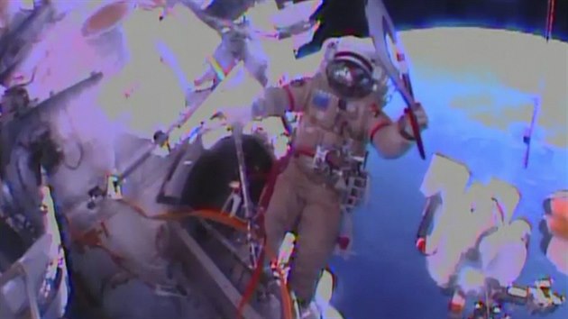 Olympijská pochodeň se poprvé v historii objevila ve volném kosmu. Ruští kosmonauti Oleg Kotov a Sergej Rjazanskij si ji předali během výstupu z Mezinárodní vesmírné stanice (ISS) na oběžné dráze kolem Země.