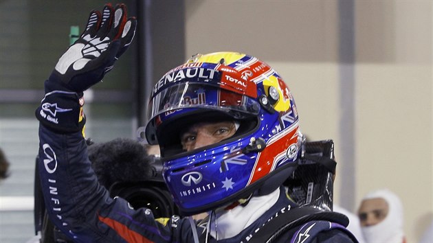 VTZ ZDRAV DIVKY. Mark Webber vyhrl kvalifikaci na Velkou cenu Ab Zab voz formule 1 a tu chvli si uv. Takhle zdravil divky.