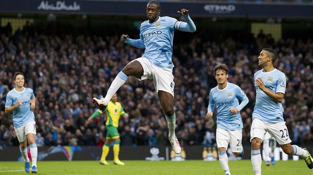 OB RADOST. Takhle slav gl Yaya Toure z Manchesteru City. A e mli jeho fotbalist dvod k radosti proti Norwichi vc ne dost, soupee smetli 7:0.