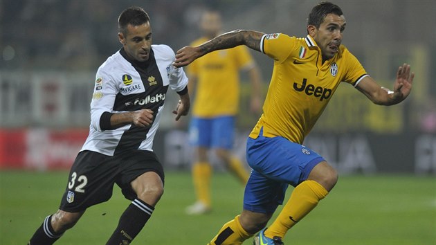 STIHNE HO? Marco Marchionni z Parmy sth Carlose Teveze z Juventusu.