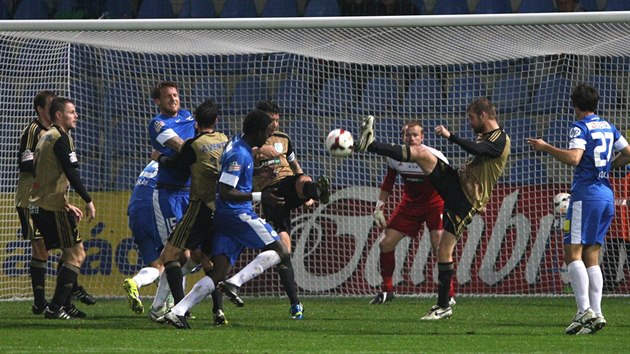 ZVAR PED BRANKOU. I tuhle situaci znojemt fotbalist zvldli a na stadionu v Liberci ani jednou neinkasovali.