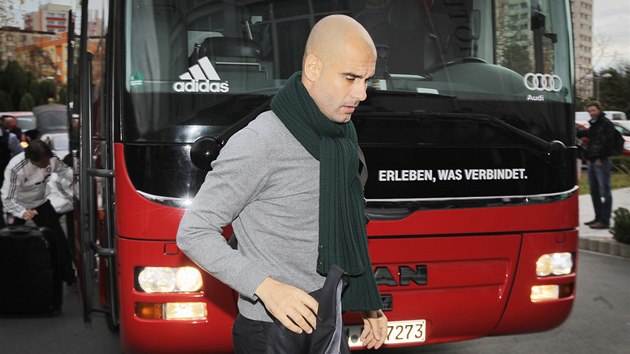 VTEJTE V PLZNI. Trenr Pep Guardiola vystupuje z klubovho autobusu Bayernu Mnichov. 