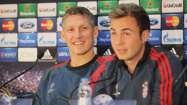 CO TO POVD. Fotbalist Bayernu Mnichov Sebastian Schweinsteiger (vlevo) a Mario Gtze na tiskov konferenci v Plzni.   