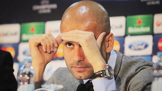 ZAMYLEN. Trenr Bayernu Mnichov Pep Guardiola na tiskov konferenci ped utknm v Plzni. 