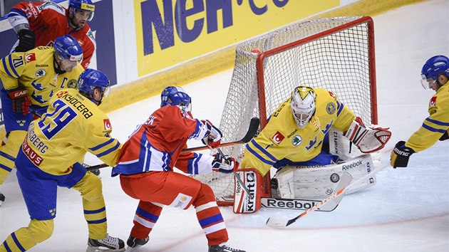 V ŠANCI. Tomáš Rolinek se pokouší propasírovat puk za záda švédského brankáře Henrika Karlssona.  