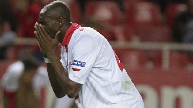 TO SNAD NE. Stphane Mbia ze Sevilly neme uvit, e Liberec urval ve panlsku bod. 