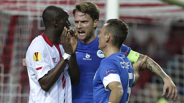 TAK CO SE TADY D�JE. Libereck� kapit�n Radoslav Kov�� umrav�uje p�tku, do kter� se dostali St�phane Mbia ze Sevilly a Vladim�r Coufal. 